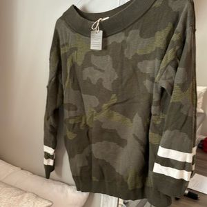 Large hem and thread camo hoodie new w tags